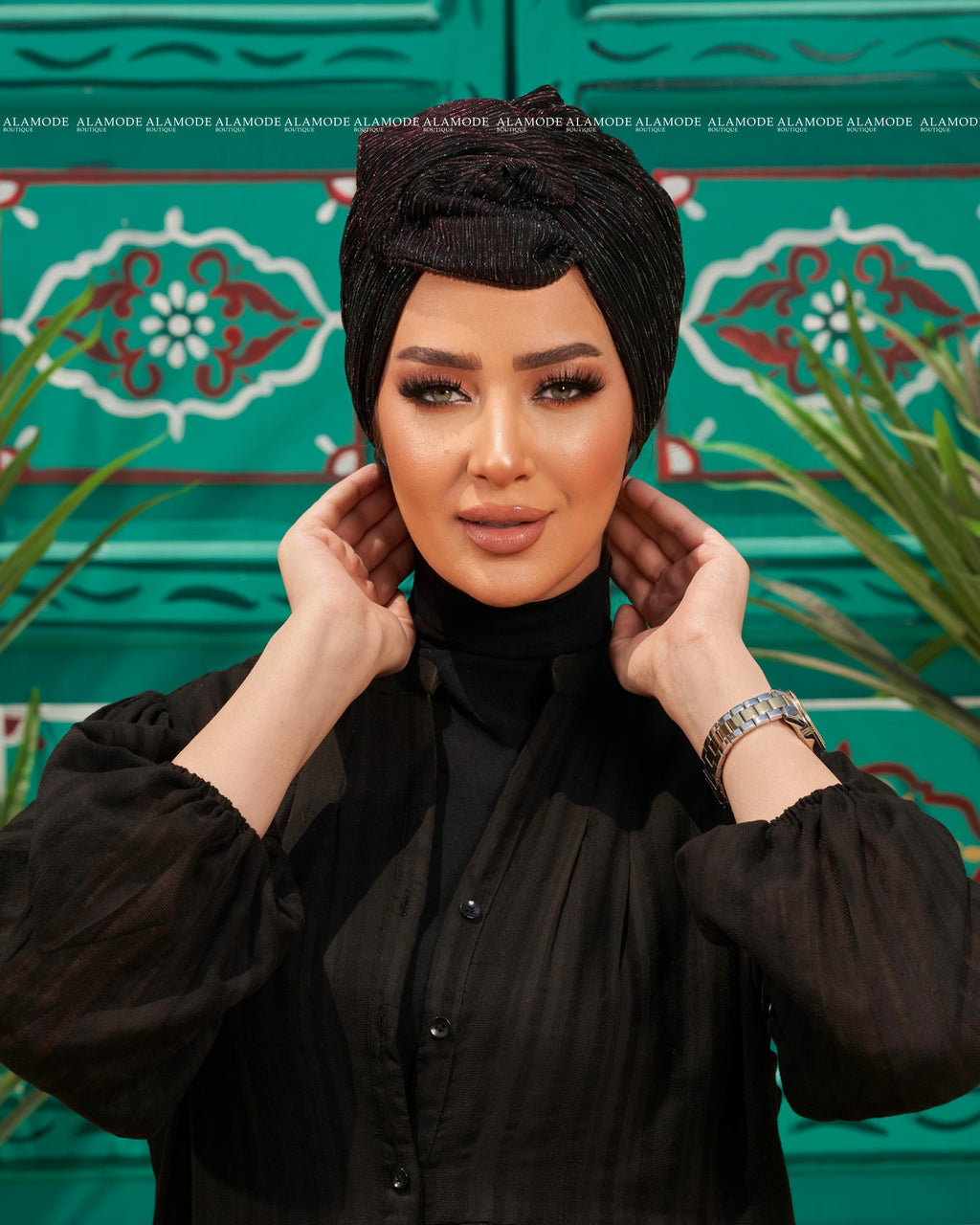 Black Soire Round Wing