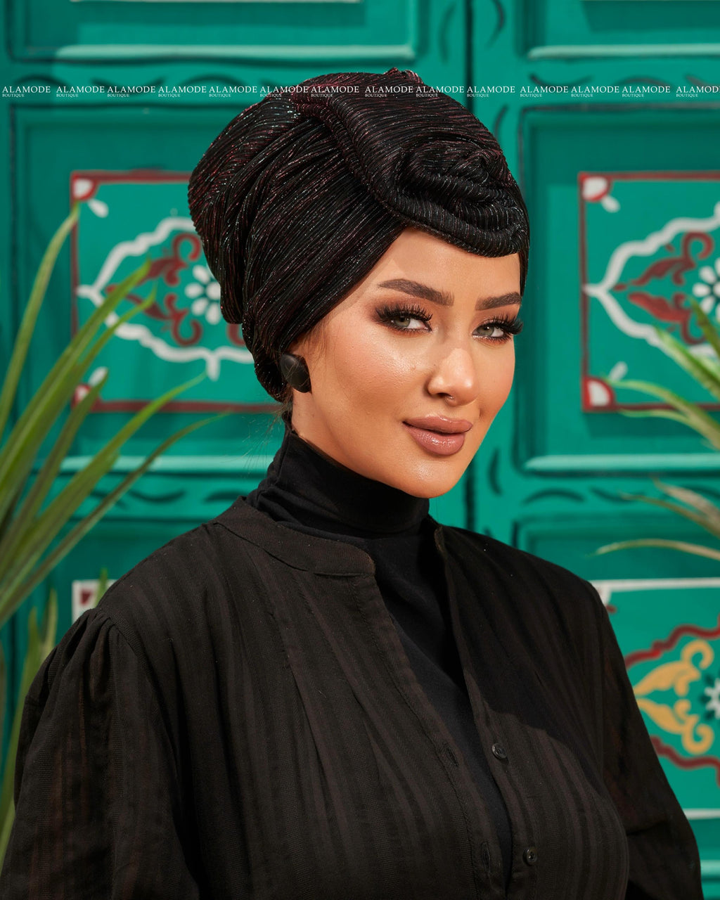 Black Soire Round Wing